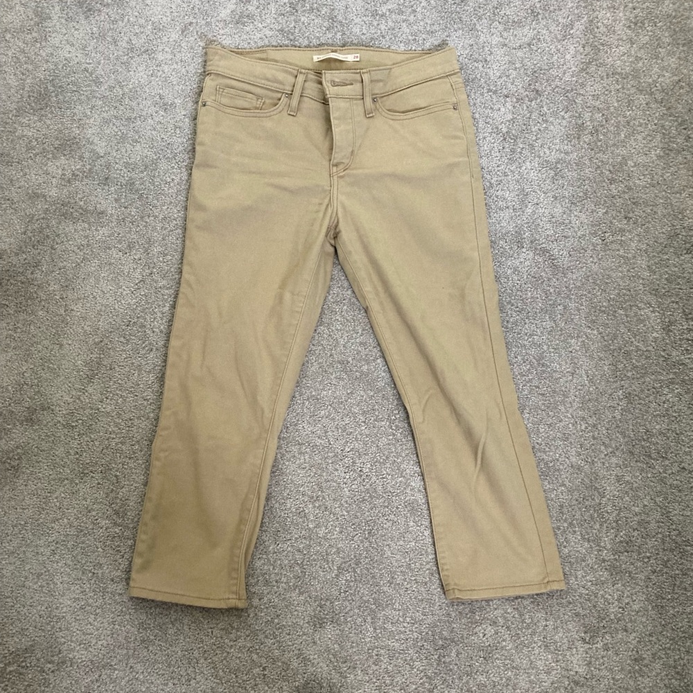 Shaping skinny Levi’s capri pants.